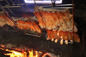 Os sabores tradicionais da costela de fogo de chão na Bodega do Zeca