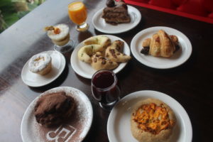 Almoço e tradicional café na Padaria e Restaurante São Marcos durante as férias
