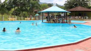 Piscina e gastronomia são destaques do Restaurante Romagna neste verão