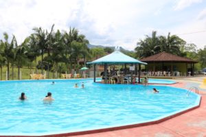 Temporada de verão com piscina no Restaurante Romagna