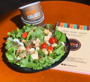 Gheppo volta atender com saladas, gelatos, sucos e cafés