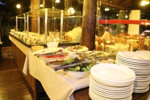 Buffet a base de peixes do Quiosque da Célia é uma opção para o almoço de domingo